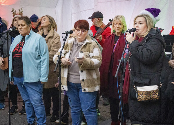  High Hopes Choir supporting Busk Aid for Tinteán House.