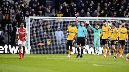 Arsenal overcome controversial Myles Lewis-Skelly red card to edge out Wolves