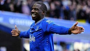 Flying start sets Everton on the way to thumping win against Leicester