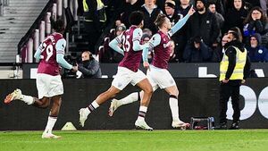 Leicester’s miserable run continues with limp loss at West Ham