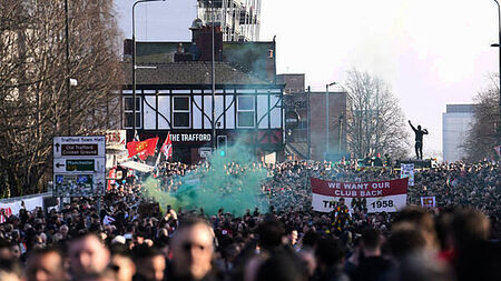 Manchester United fans protest against owners ahead of Arsenal clash