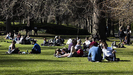 Clocks go forward tonight as Met Éireann forecasts warm sunshine in the week ahead