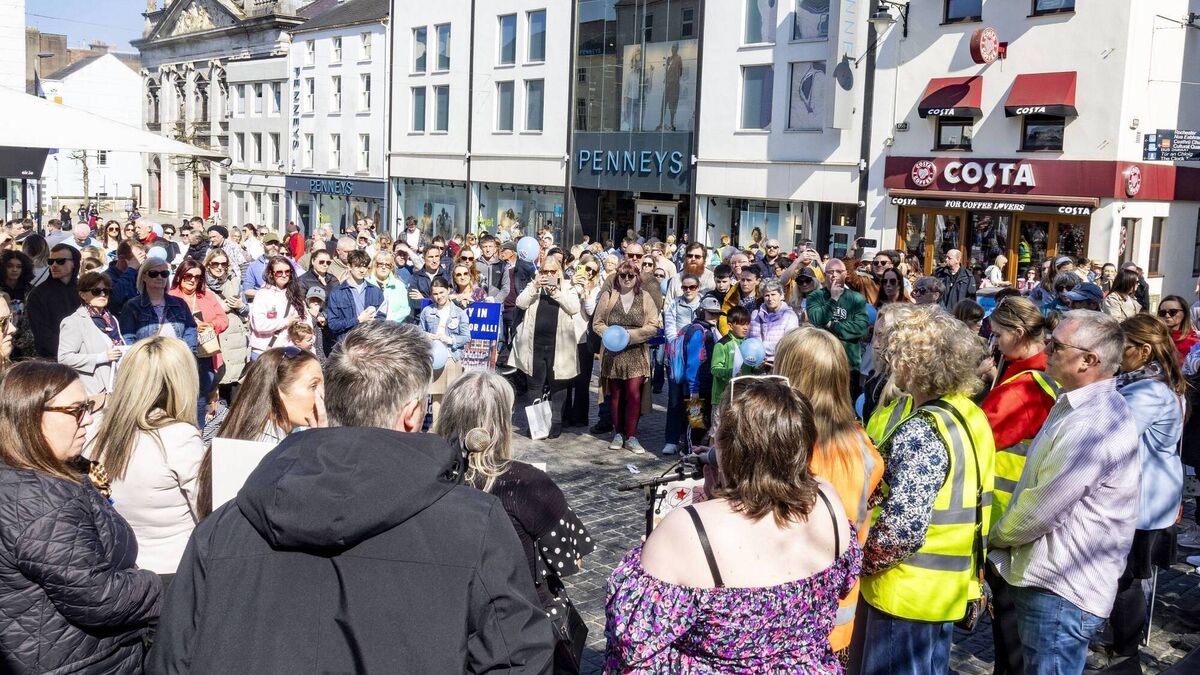 'Let them in!'- Scores gather in city for protest