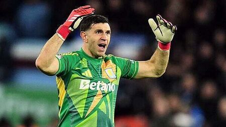 Emiliano Martinez sends French fans a message as Aston Villa arrive in Paris