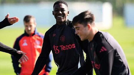 Kobbie Mainoo trains with his Manchester United team-mates ahead of Lyon trip