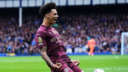 Manchester City score late goals at Everton to boost Champions League chances