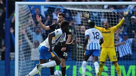 Brighton leave it late to pile more misery on West Ham boss Graham Potter