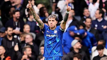 Chelsea beat lacklustre Liverpool to boost Champions League hopes