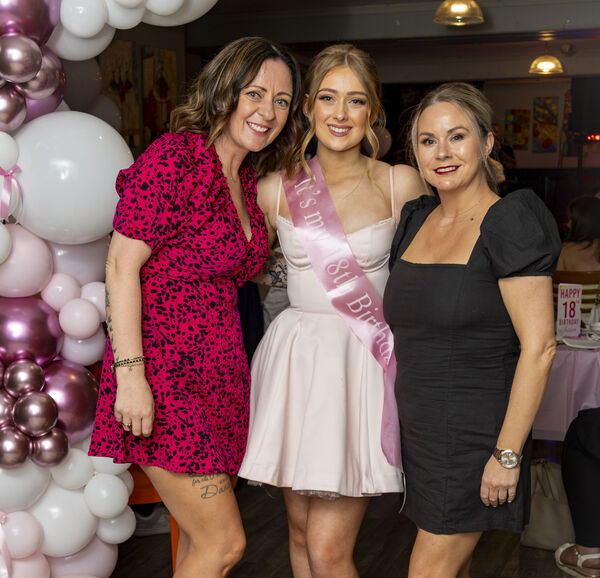  Jessica Dwyer pictured here with Lisa Dwyer and Bridget Kennedy.