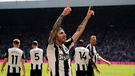 Newcastle beat 10-man Chelsea to take step towards Champions League spot