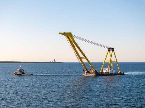 HEBO Lift 9 floating crane being towed by Dutch Power barge into Waterford Harbour. Pic: Peter Grogan HEBO Lift 9 floating crane being towed by Dutch Power barge into Waterford Harbour. Pic: Peter Grogan