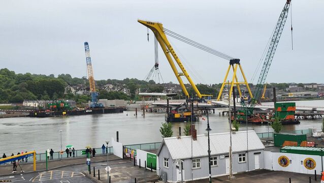 <p>The final span of the new bridge is put in place. </p>
