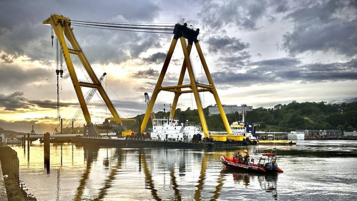 Last chance to get a glimpse of the Hebo crane before departure