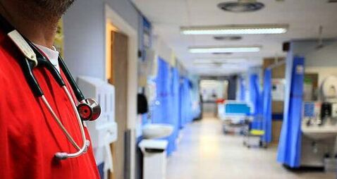 Hospital overcrowding: 411 patients waiting for beds