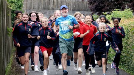 Ray D'Arcy jogs out with pupils from St Ursula's Primary School in Waterford