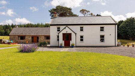 Waterford Property: Delightful farmhouse and cottage in Waterford's picturesque Nire Valley