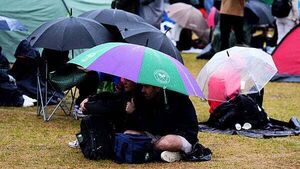 Wimbledon grounds hit by lightning amid ‘challenging’ weather Wimbledon grounds hit by lightning amid ‘challenging’ weather