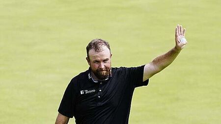 Shane Lowry offers hope to chasing pack at Open with final-round 66