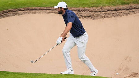 Scottie Scheffler in command despite double-bogey