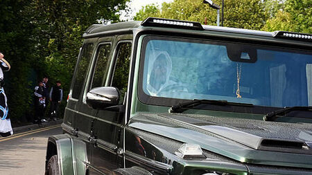 Alexander Isak reports for Newcastle training after rest of squad leave