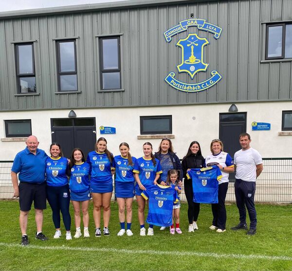 Jimmy Burrows (Intermediate Manager), Georgia Harris, Ruby Reade, Charlotte Home, Abbie Burrows, Emma Walsh (Intermediate Players), Michelle Donnelly (Phillys Niece) Eabha and Caoimhe Donnelly (Phillys Grand Niece’s), Geraldine Walsh (Portlaw Camogie Chairperson), Kenny Reade (Intermediate Selector) at the jersey presentation