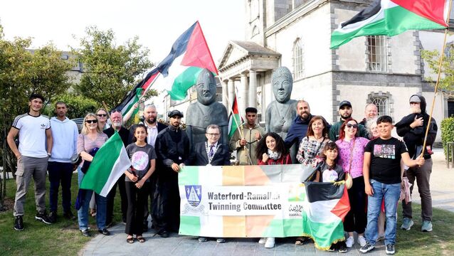 <p>Mayor of Waterford City &amp; County Cllr Seamus Ryan, along with Deputy Conor McGuinness, TD, welcomed the boxing squad visiting from Palestine to Waterford, they are, Wasim Abusal, Adam Shamali, Nada Khawaja, Nader Jayousi, coach, and Zaid Sukojani.	All Photos: Joe Evans</p>