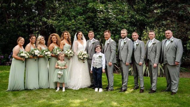 <p>The Greenway Manor was the scene of a very pretty wedding on Friday, August 15, of Rachael Bradley and Danny O'Regan from Waterford.</p>