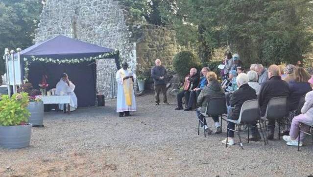 The Mass was celebrated in the peaceful and tranquil setting of the graveyard