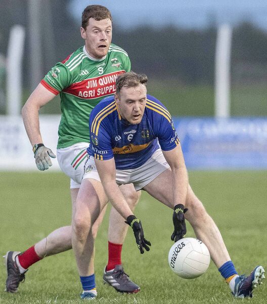 An Rinn's Ray O Ceallaigh about to gain possession ahead of Rathgormack's Michael Curry. An Rinn's Ray O Ceallaigh about to gain possession ahead of Rathgormack's Michael Curry.