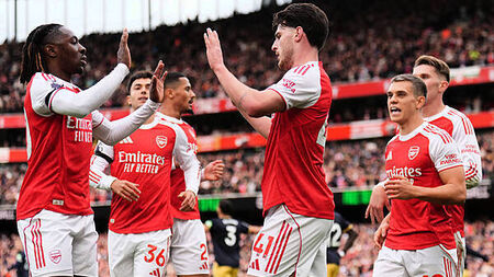 Saturday sport: Arsenal lead West Ham in London Derby, United up against Sunderland