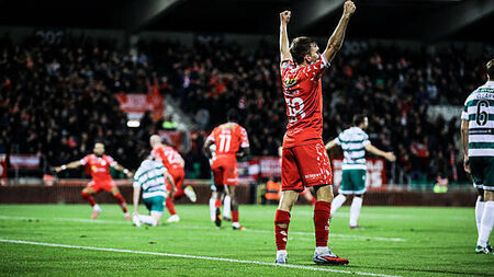 10-man Shelbourne stun Shamrock Rovers to extend their wait for the title