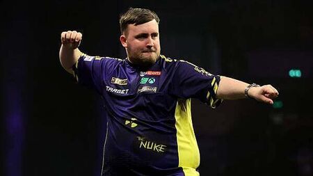 Luke Littler throws brilliant 152 checkout to keep World Grand Prix hopes alive