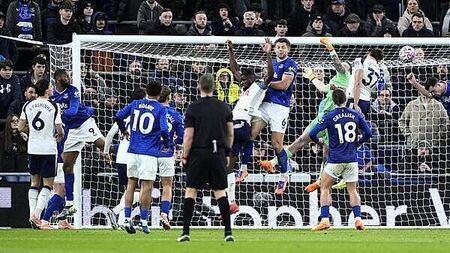 Micky van de Ven at the double as Tottenham end Everton’s unbeaten home record