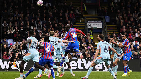 Crystal Palace back to winning ways as Brentford fail to fire