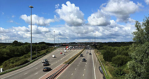 Man (20s) arrested after high-speed chase on M4 with firearm