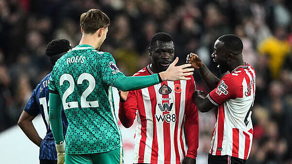 Sunday’s briefing: Sunderland end Arsenal run and Wolves close on new boss