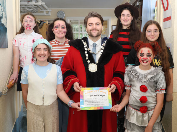 Metropolitan Mayor of Waterford Cllr. Adam Wyse visited the Presentation Primary school where he was presented with a Shining Light Award from the welcoming committee.