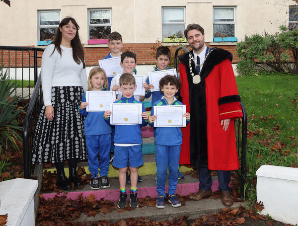  Metropolitan Mayor of Waterford Cllr. Adam Wyse, on his visit to Gaelscoil Phort Lairge where he presented Gaelgeoir na Seachtaine to the winning pupils; also in photo is Principal Fionnuala De Cnuic.
