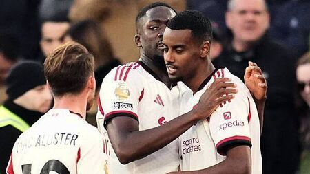 Alexander Isak opens Premier League account as Liverpool win at 10-man West Ham