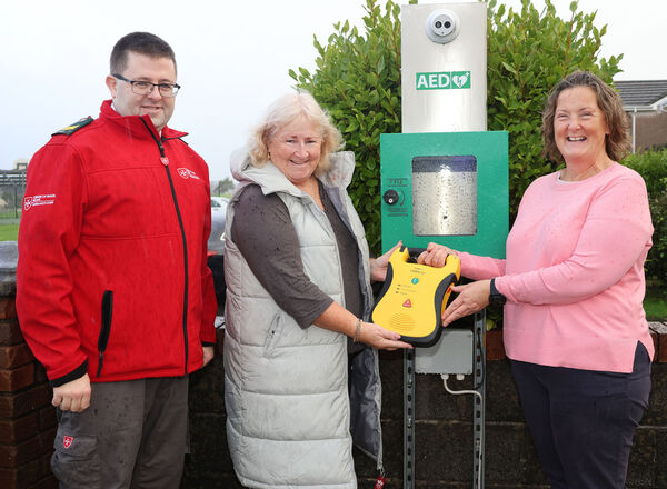  Pictured at Ard Na Ghleanna, Crobally Upper, Tramore, where Cllr. Lola O'Sullivan presented a public defibrillator to Denise Kelly; and also in picture is Derek O'Brien, Tramore Order of Malta.