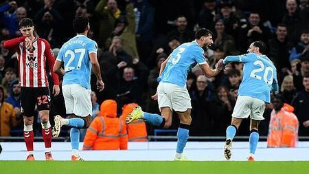 Man City close gap on leaders Arsenal with one-sided win over Sunderland