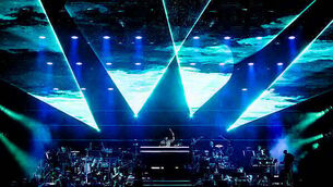 Female contractors earn a higher daily rate than male counterparts, research shows