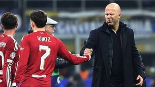 Wimbledon grounds hit by lightning amid ‘challenging’ weather Wimbledon grounds hit by lightning amid ‘challenging’ weather