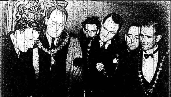 De Valera (far left) signing the freemen's roll in City Hall
