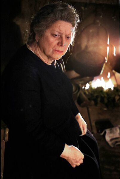 2002, Anna as Nanna Anna Manahan (1924–2009) is pictured as Nanna in Druid Theatre's production of John B. Keane's "Sive". The Waterford-born acting legend, earned a Tony Award and acclaim on stage and screen over her 60-year career. She brought Irish stories to life, interpreting greats like John B. Keane, Martin McDonagh, and Brian Friel. 