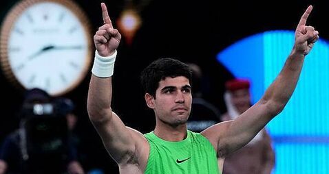 Carlos Alcaraz battles past Alexander Zverev in epic Australian Open semi-final