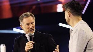 Unbeelievable! Ross Smith stung by wasp on stage after beating Niels Zonneveld