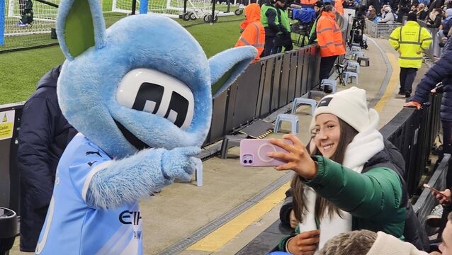 <p>Makayla Laffan getting a selfie with the mascot</p>