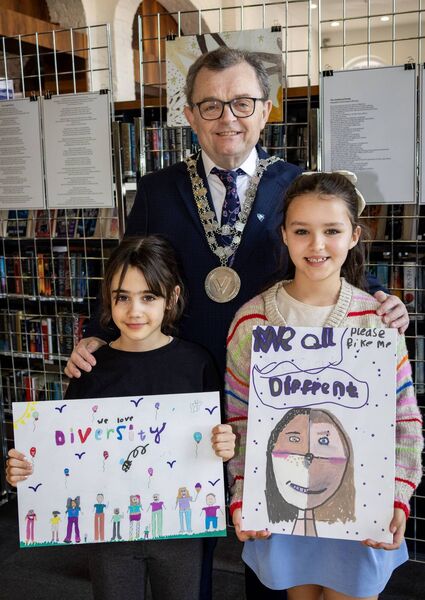 Mayor Seamus Ryan with Honour and Bella, Christ Church NS, winners in the 1st-2nd class. Mayor Seamus Ryan with Honour and Bella, Christ Church NS, winners in the 1st-2nd class.