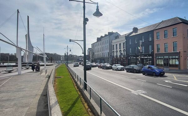 Heavy traffic coming onto the quays from the Mall. Heavy traffic coming onto the quays from the Mall.